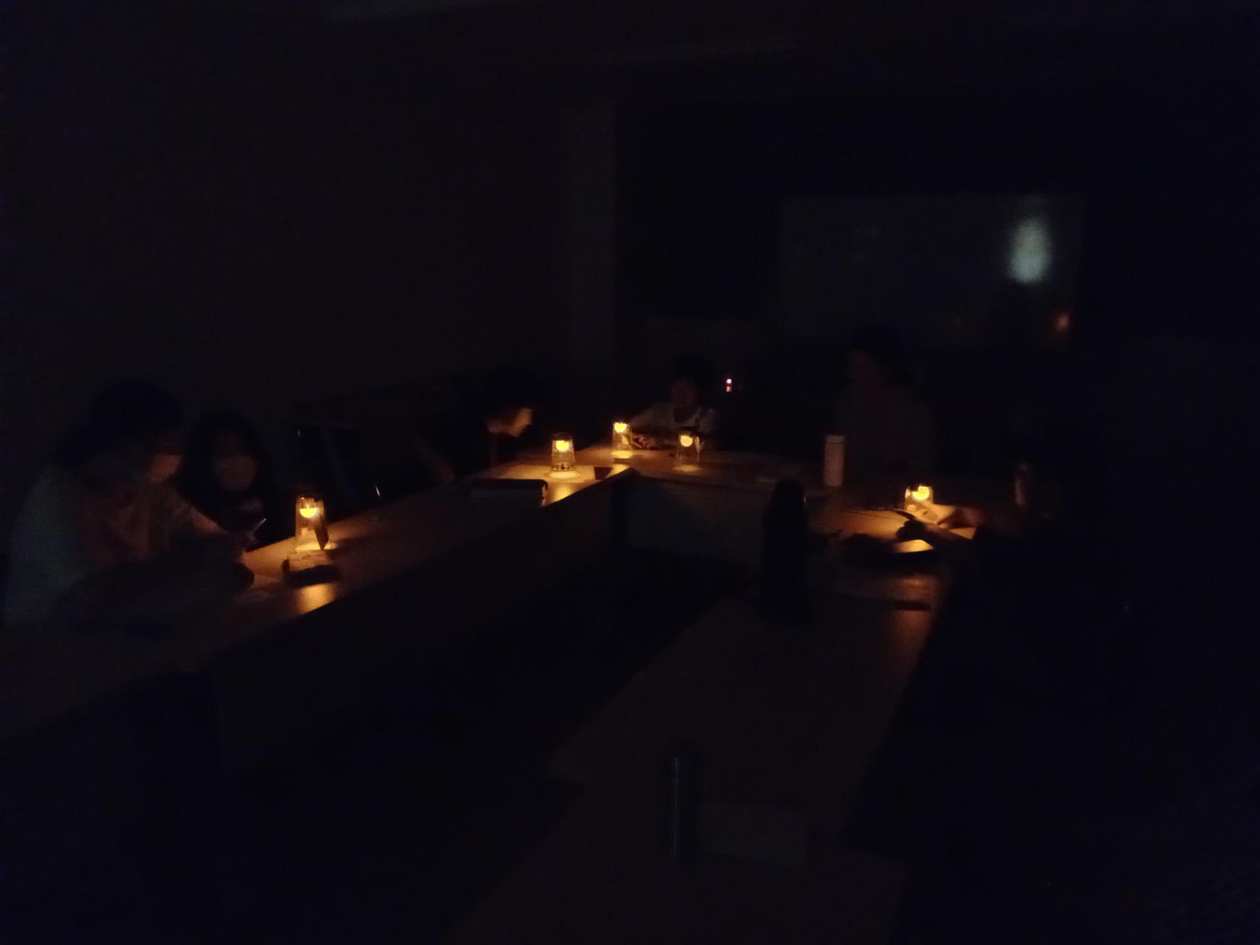 暗い教室でランタンを灯す➁