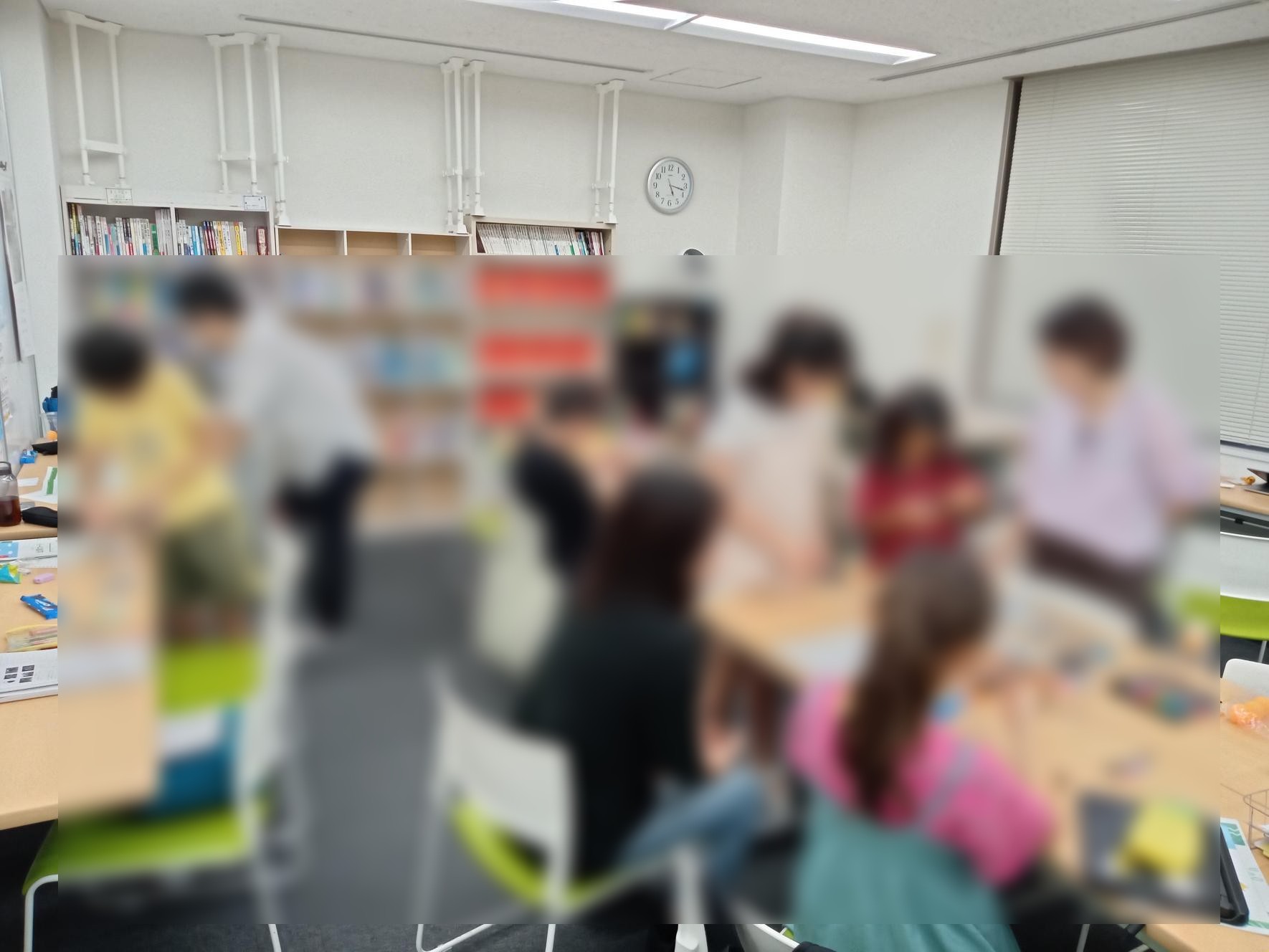 ランタン制作中の教室風景