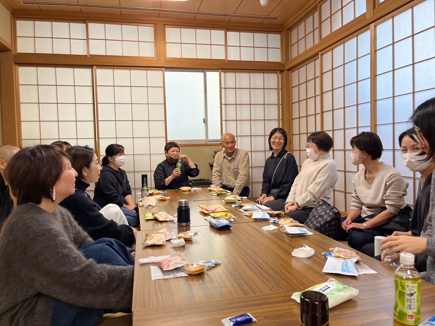 保護者と先生の茶話会の様子